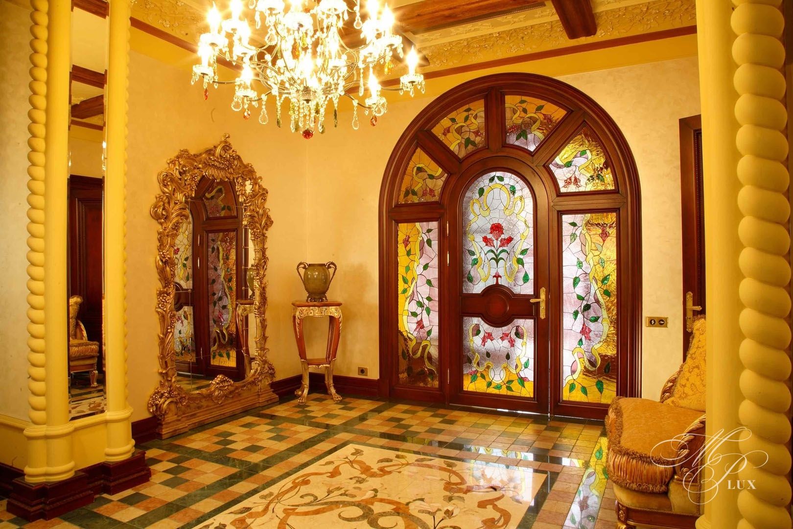 дизайн двери с витражами