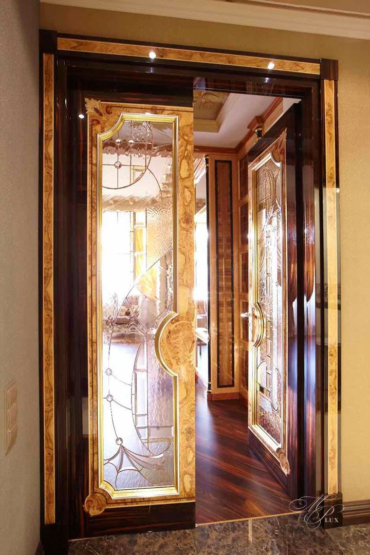 красивая дверь со стеклом