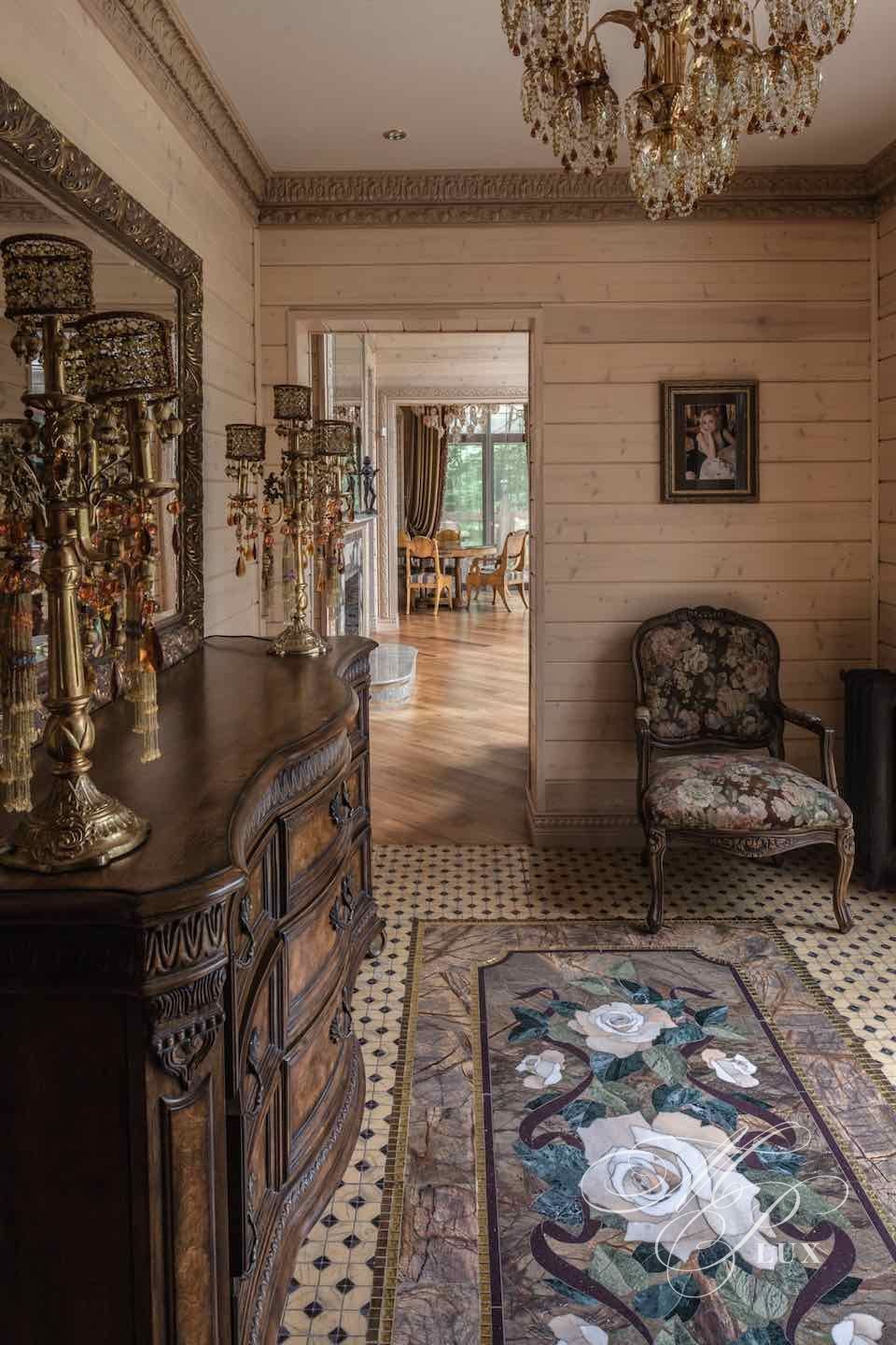 красивое мраморное панно