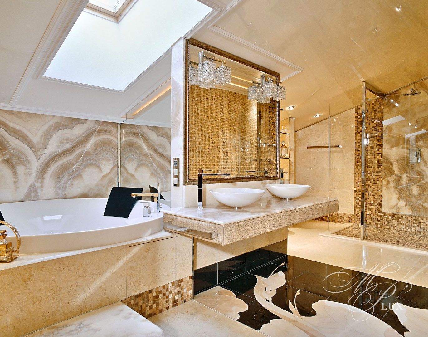 роскошная ванная с панно